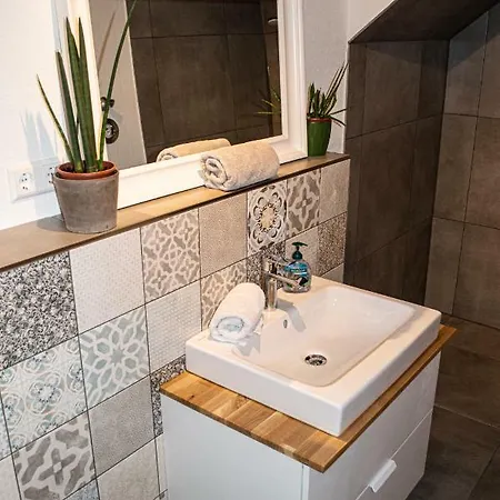 דירה Small Modern Flat With Personal Touch