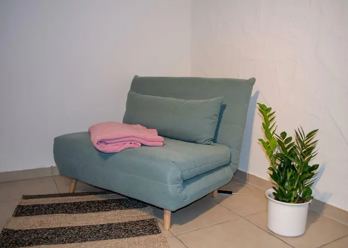 Апартаменты Small Modern Flat With Personal Touch