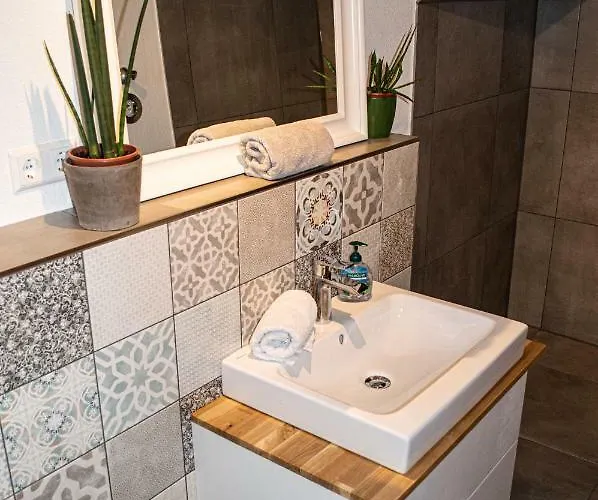 Апартаменты Small Modern Flat With Personal Touch